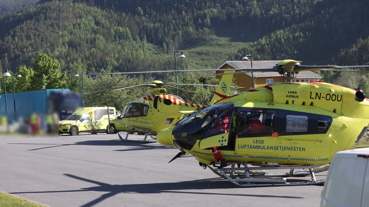 Tre flogne til sjukehus etter trafikkulukke i Flå