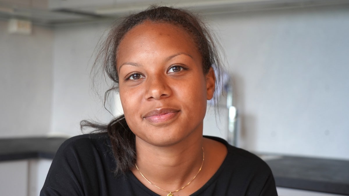 Leieboer Jasmin Mansaray (21) måtte flytte ut etter at utleier la boligen ut for salg på Finn.