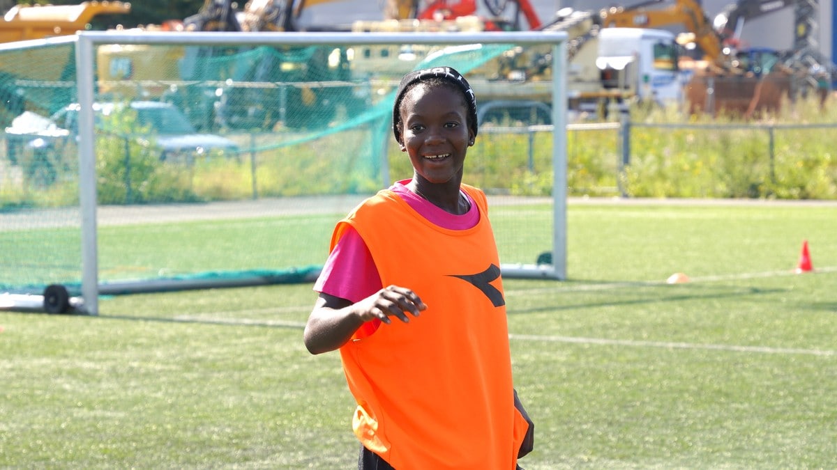 Sally (16) og laget hennes reiser fra Gambia til Norway Cup