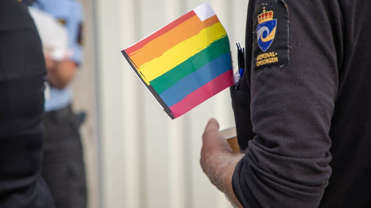 Fengselsbetjent med prideflagg i lommen i Eidsberg fengsel