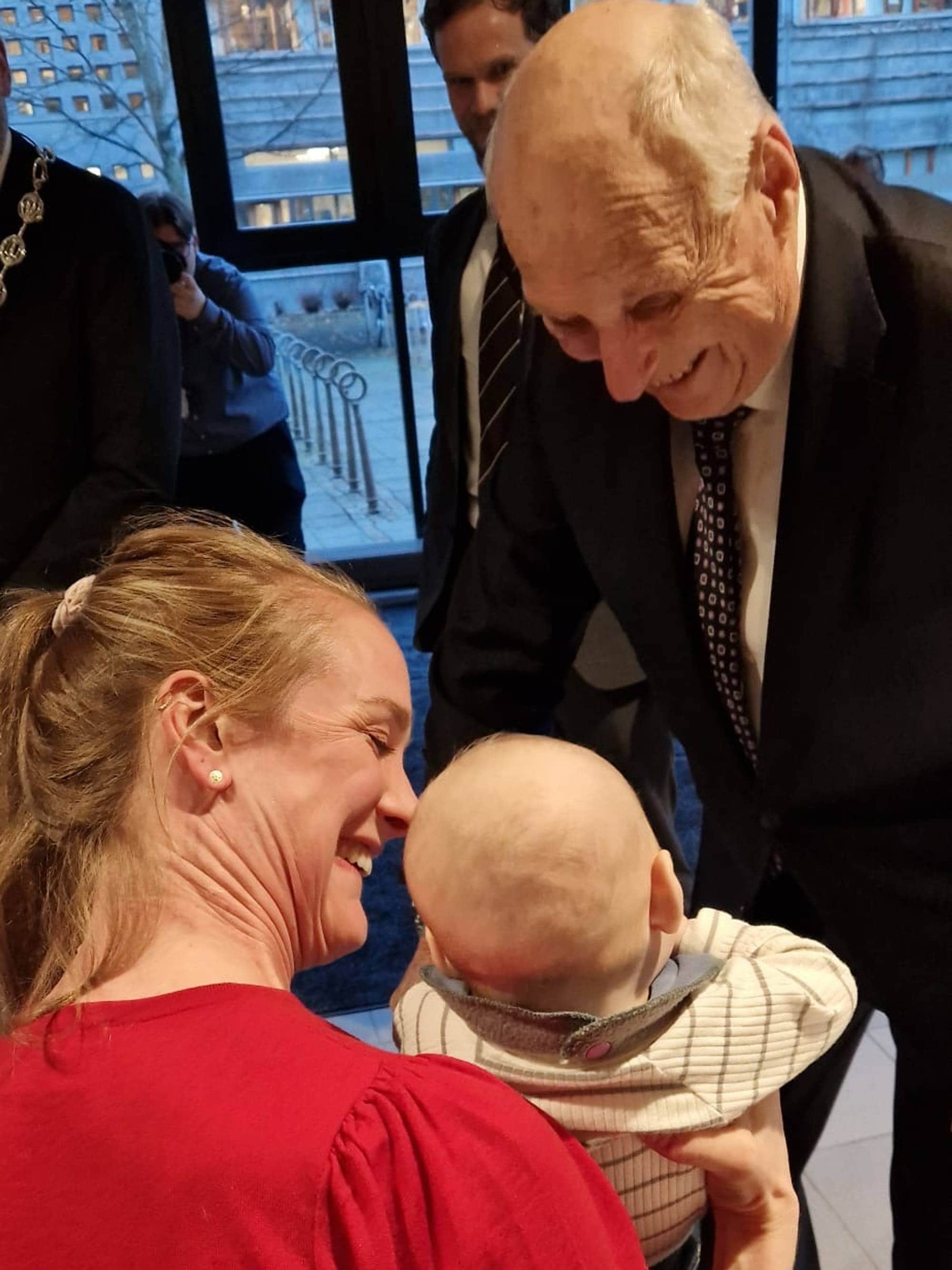 Birgit Skarstein og kongen åpningen av nasjonalforeningens demensforskingssenter ved St. Olavs hospital i desember 2025.