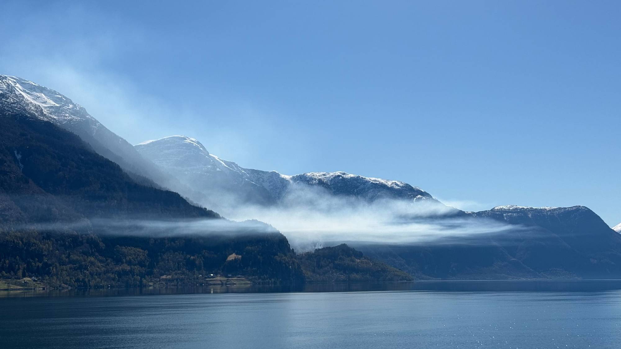 Grasbrann ute av kontroll mellom Feigom og Kroken på Sørsida av Lustrafjorden.