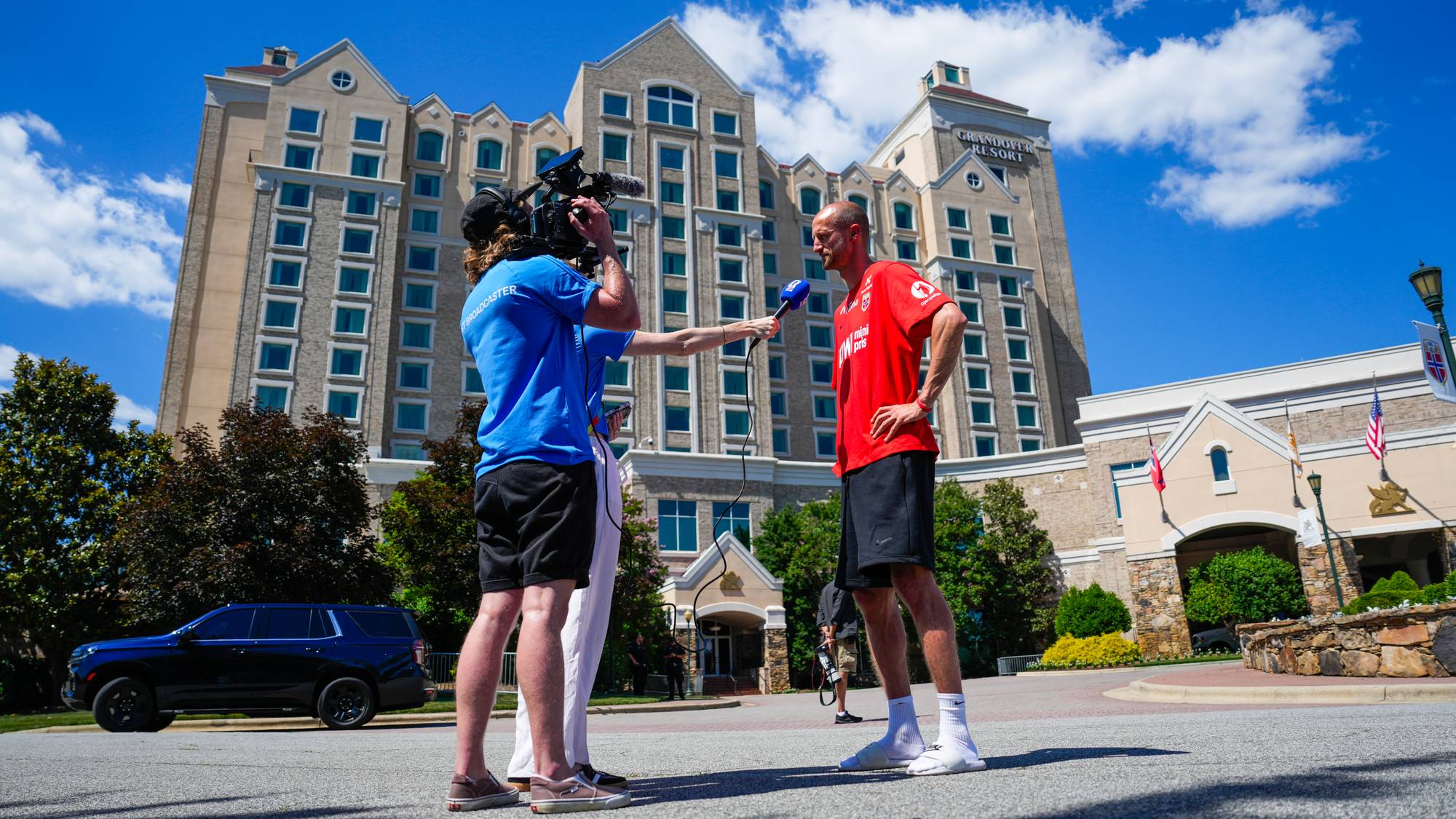 Spilleransvarlig Brede Hangeland møter pressen utenfor spillerhotellet Grandover Resort i Greensboro.