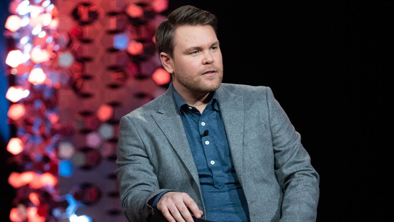 Kristoffer Sørstrønen sier at han lever et godt liv i dag, men at han savner lillesøsteren.