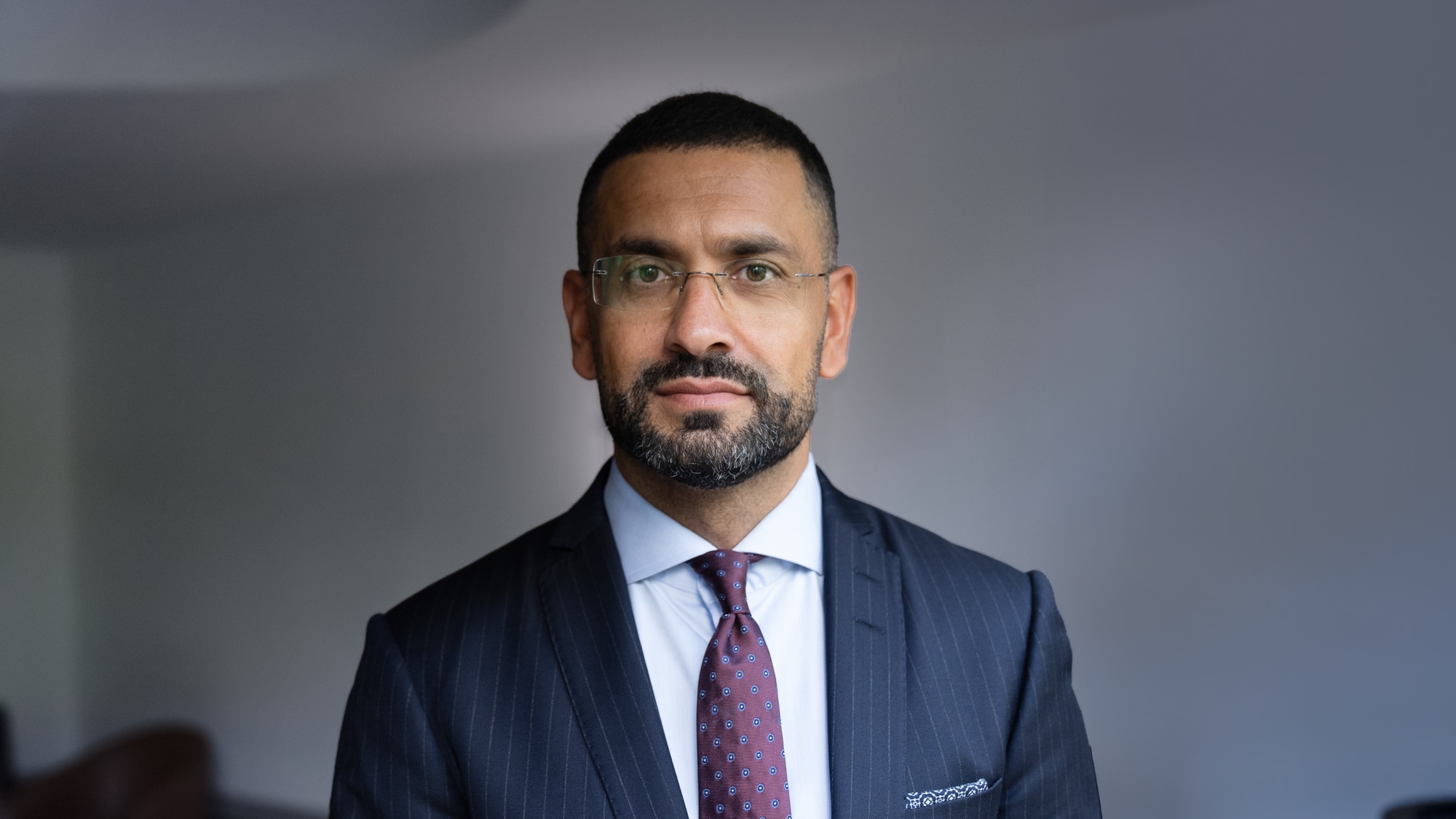 Yama Wolasmal utfordrer maktpersoner i nytt program – NRK Presse ...