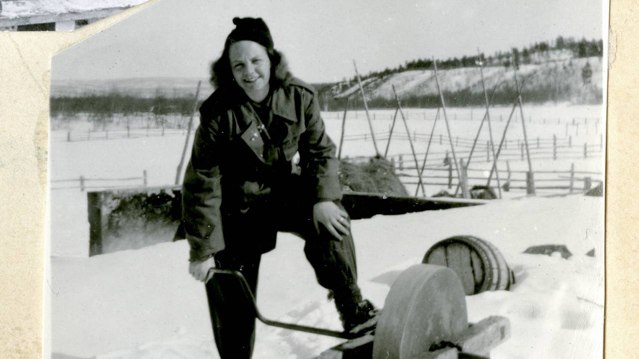 Bjørg Hansen med slipestein, Karasjok 1946