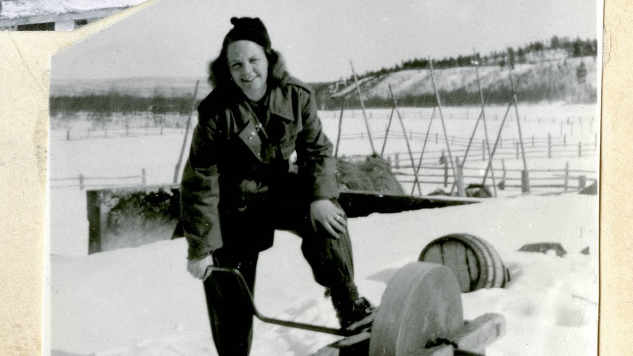 Bjørg Hansen med slipestein, Karasjok 1946