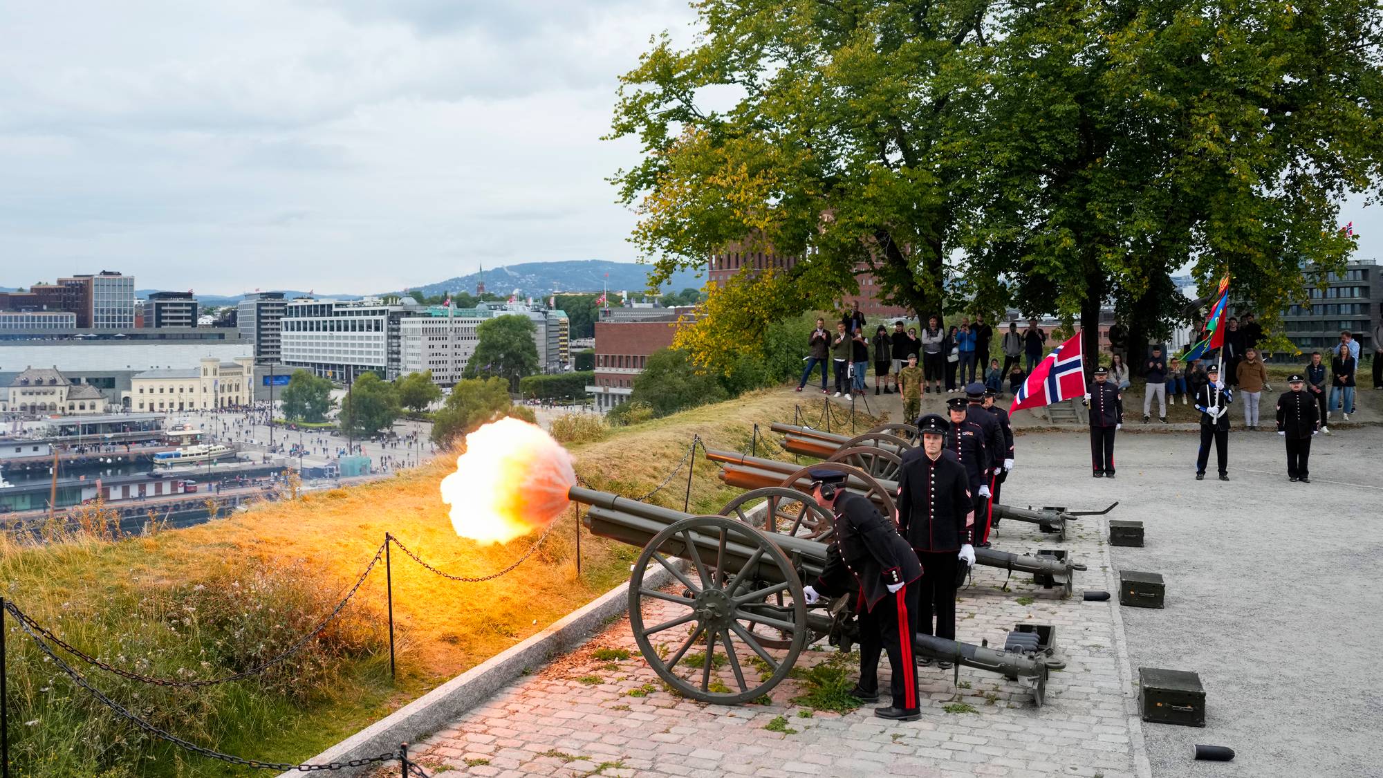 Det avfyres salutter fra kanonene på Akershus festning etter kong Haralds død