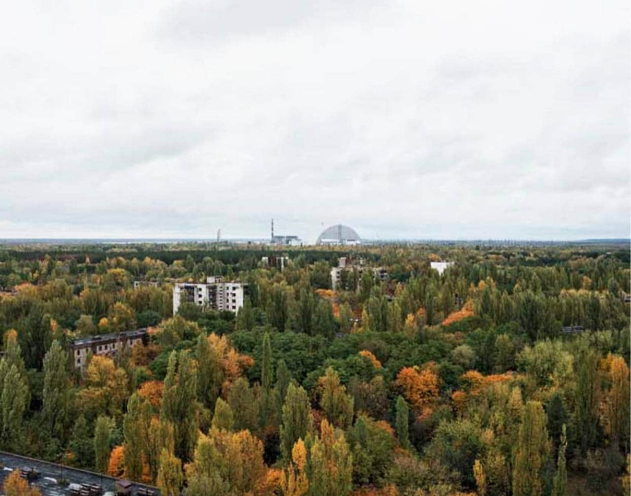 Utsikt over Pripyat mot atomkraftverket i Tsjernobyl i 2017