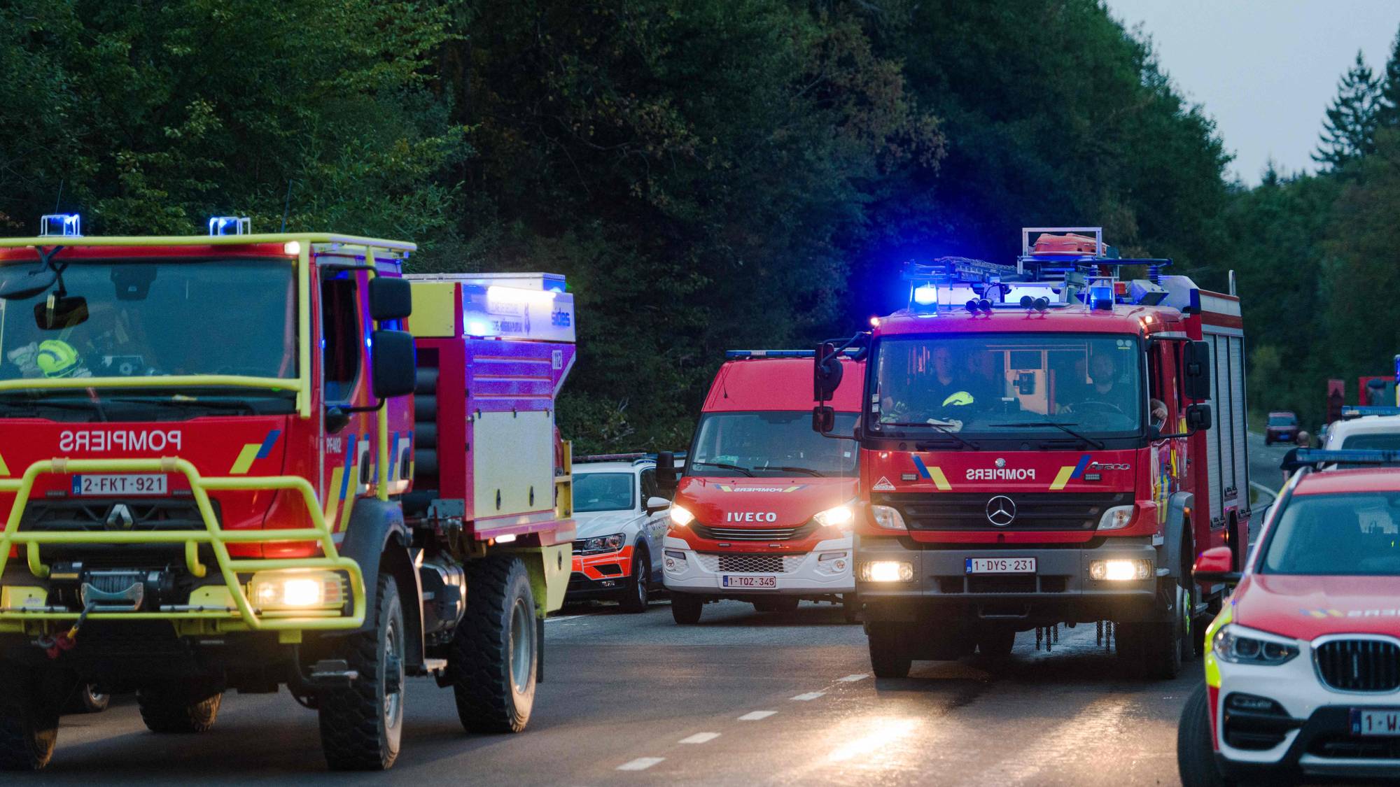 Stor brannmannskaper er i sving for å slukke brannen. Mange mennesker er også evakuert