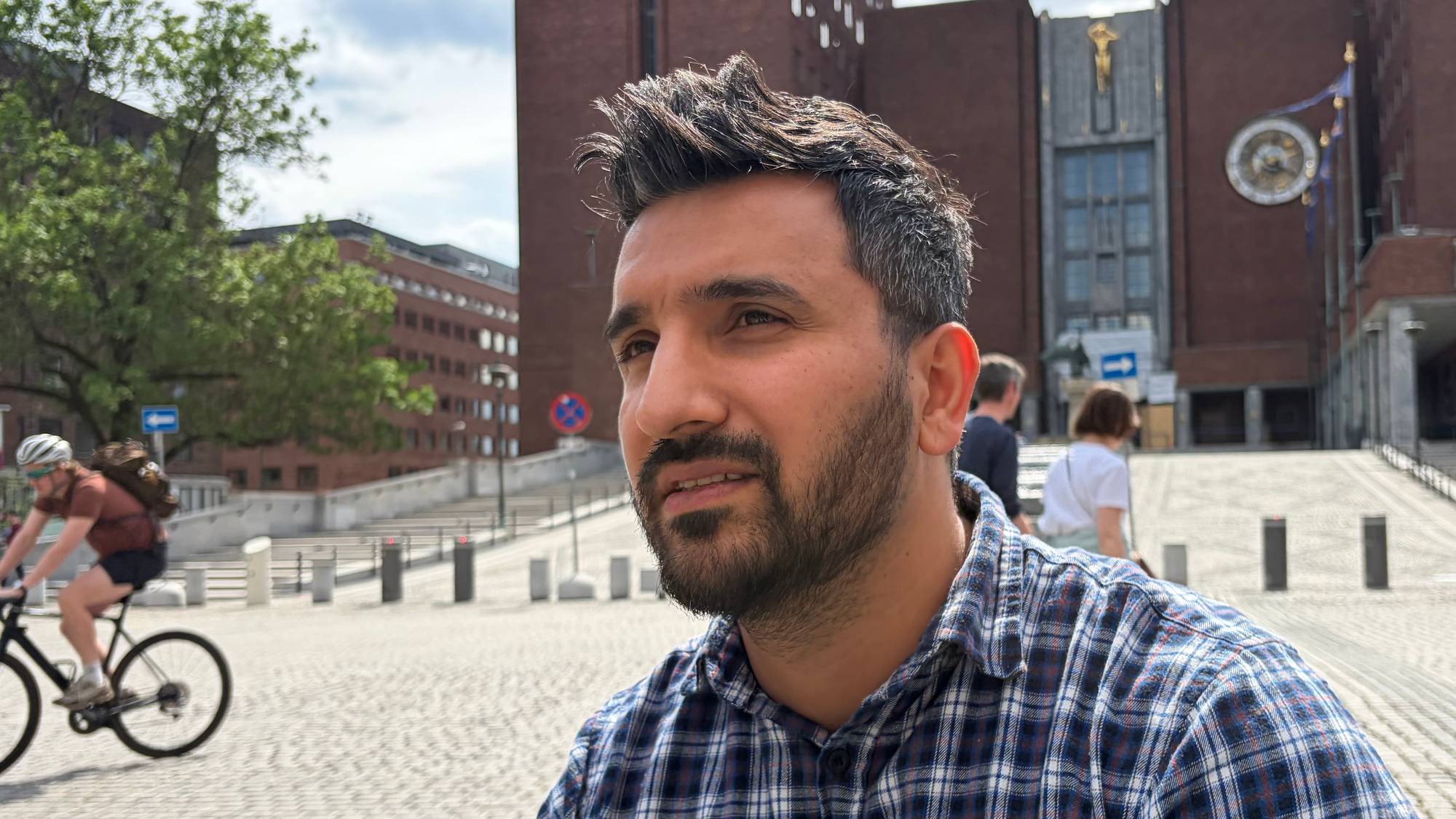 Siavash Mobasheri i borggården foran Rådhuset