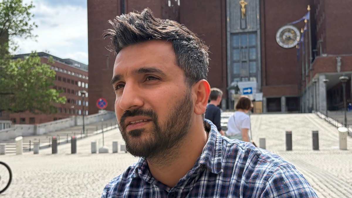 Siavash Mobasheri i borggården foran Rådhuset FOTO: Olav Juven/NRK