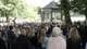Foto: Thomas Halleland / NRK En folkemengde i en park.