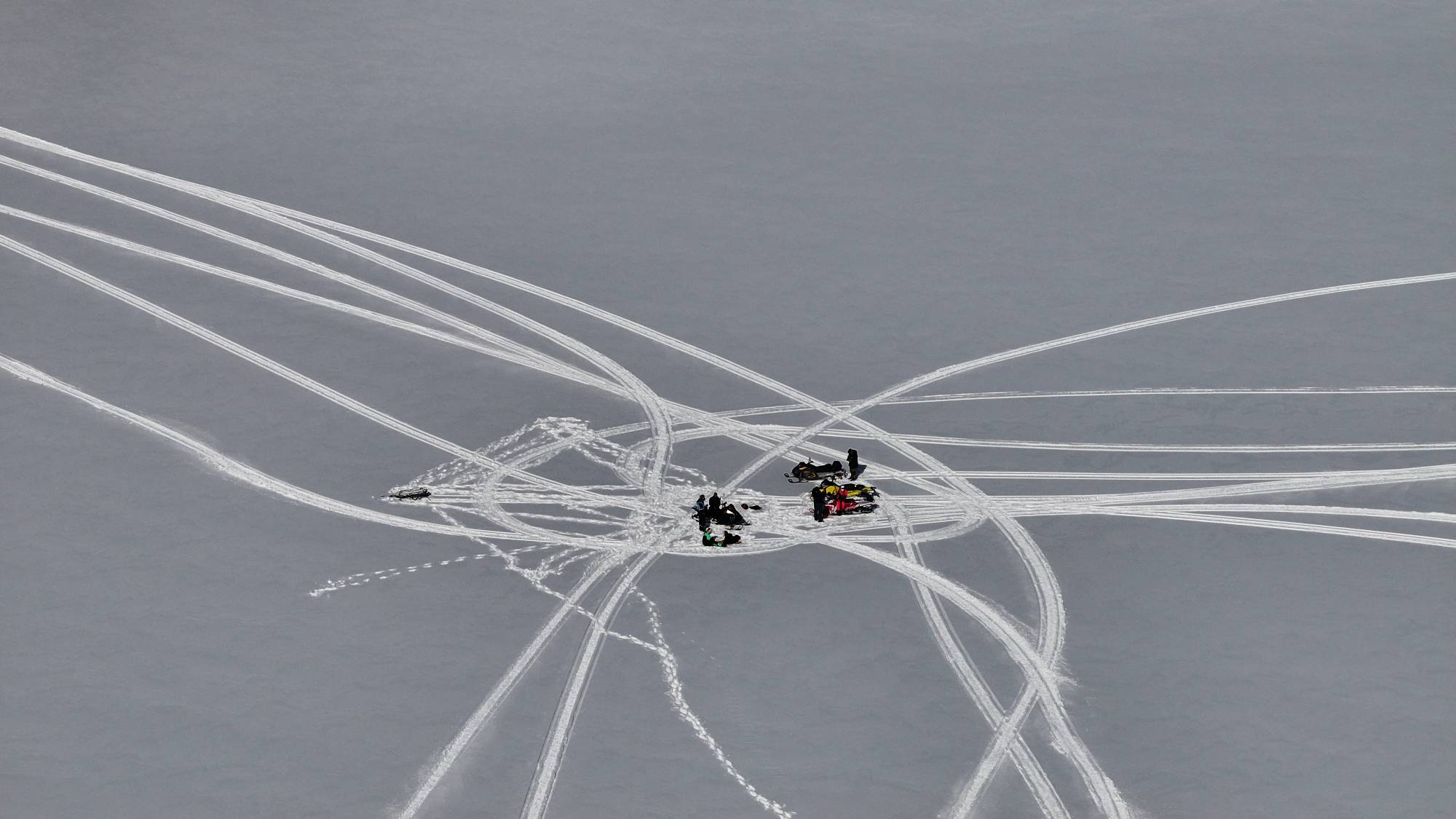 En gruppe mennesker i snøen