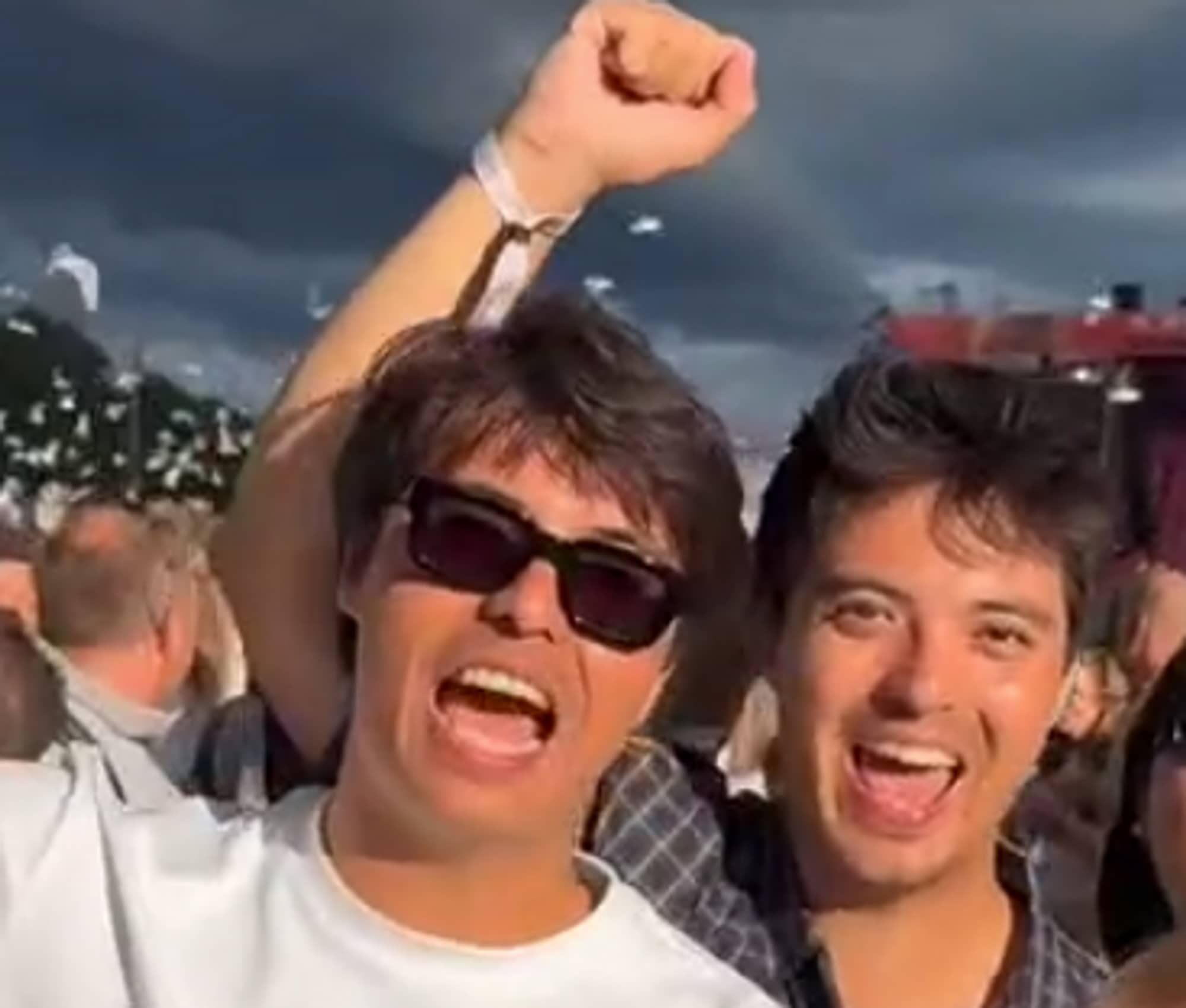 To brødre koser seg på festival.