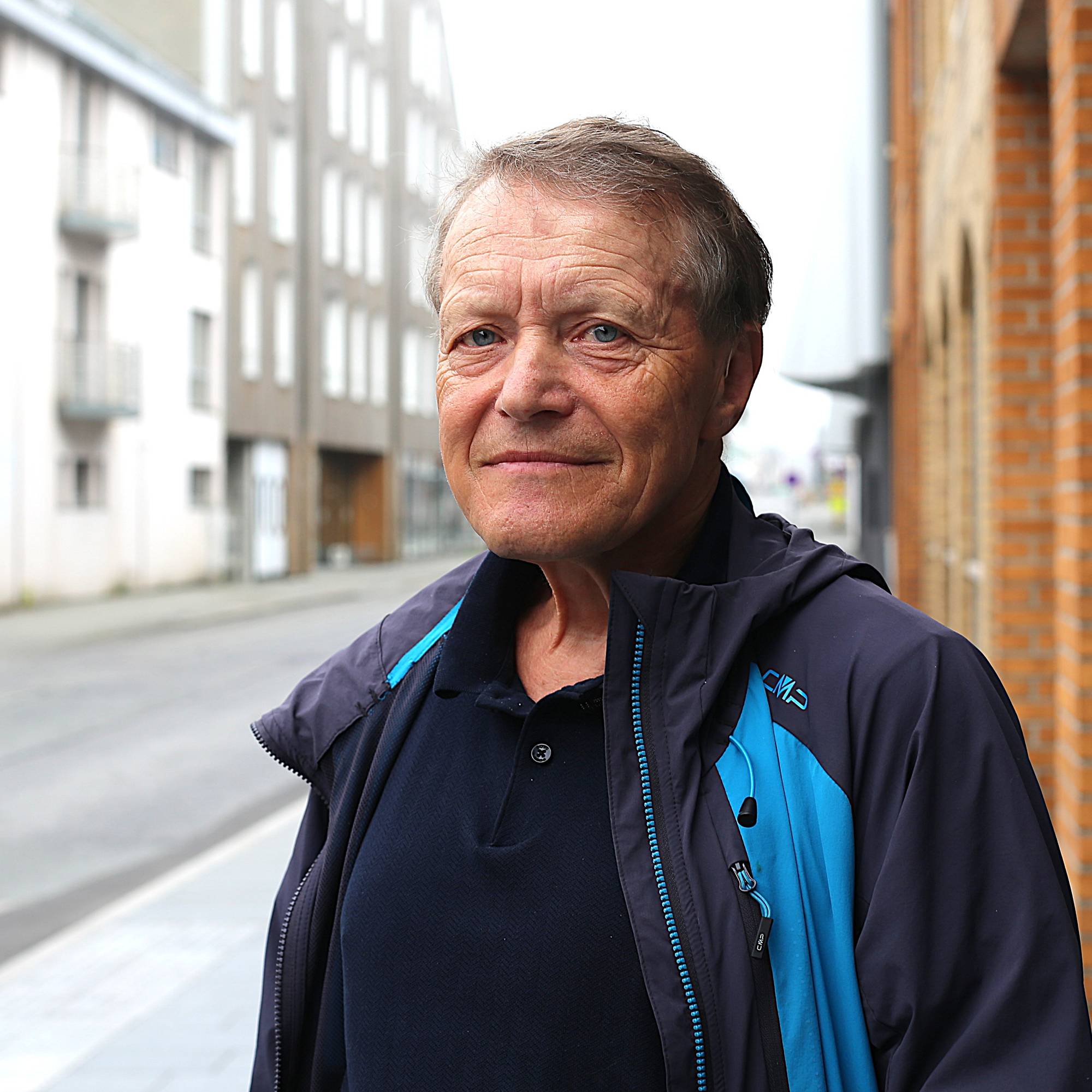 Mann ser inn i kamera