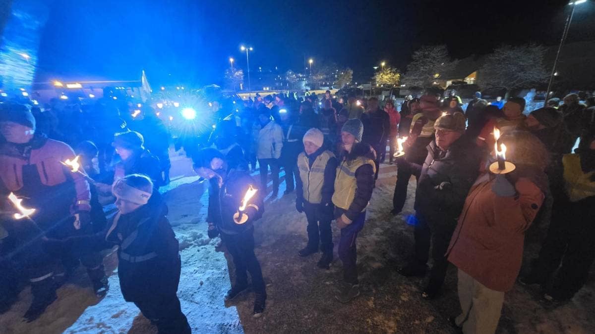 Flere hundre i fakkeltog for ambulansen i Sømna