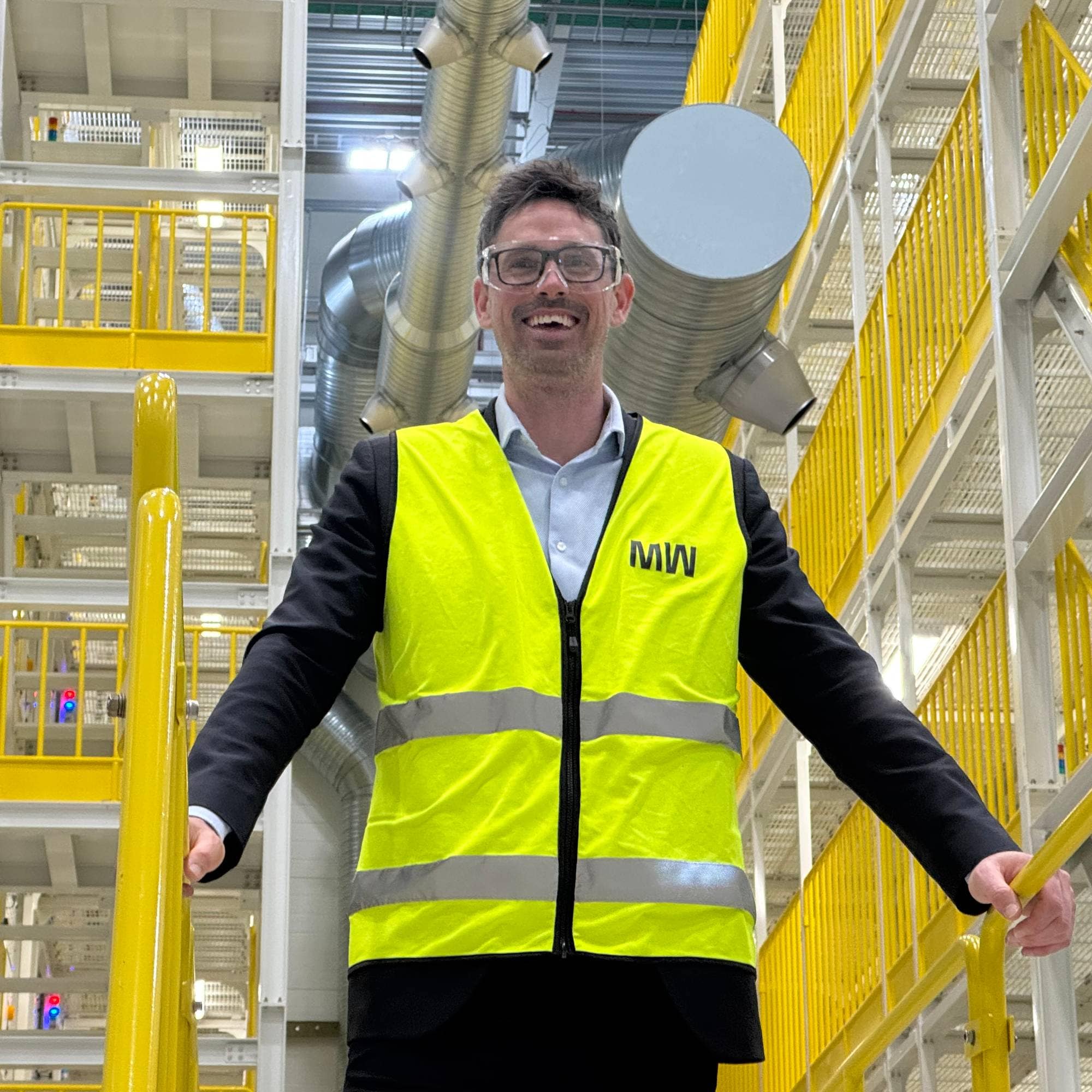 Morrow-sjef Fold von Bülow i Morrowfabrikken i Arendal. Gul vest og fabrikkutstyr i bakgrunnen. 