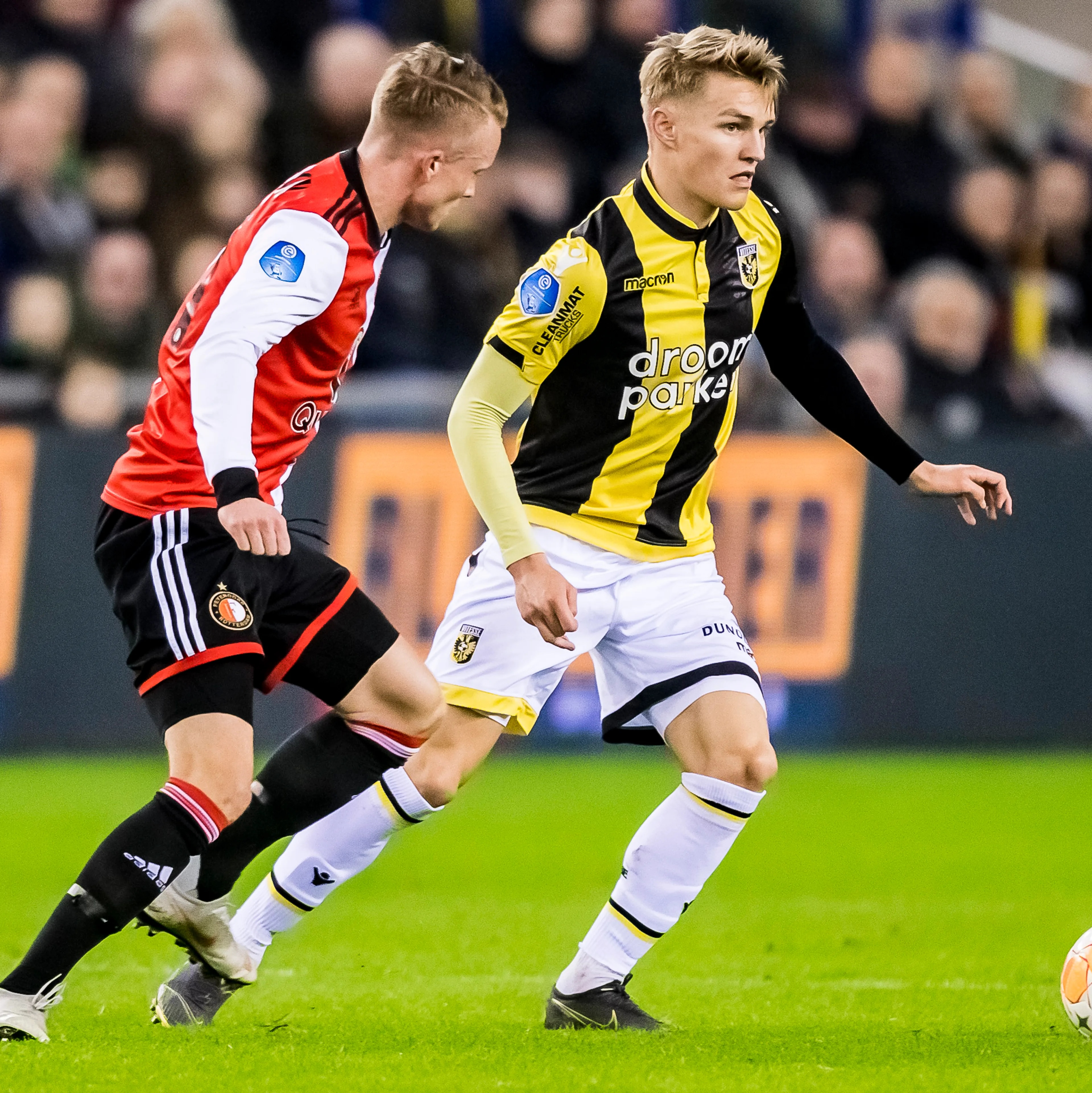 190310, Fotboll, Hollndska Ligan,  Vitesse - Feyenoord: ARNHEM, Vitesse - Feyenoord, 10-03-2019 football, Dutch Eredivisie Season 2018 - 2019, Stadium de Gelredome, Vitesse player Martin Odegaard (R), Feyenoord player Sam Larsson (L) Bildbyrån - COP 30 - SWEDEN AND NORWAY ONLY