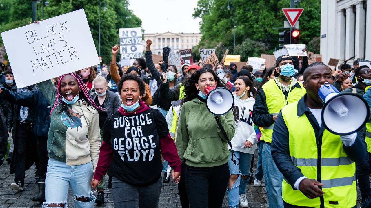 Tusenvis av demonstranter samlet seg 5. juni 2020 utenfor USAs ambassade på Makrellbekken i Oslo, og gikk i tog til sentrum ved Stortinget. Demonstrasjonen skjer i etterkant George Floyd døde 25. mai i år, som følge av politiets voldsbruk under en pågripelse i Minneapolis, USA.Foto: Eskil Wie Furunes /