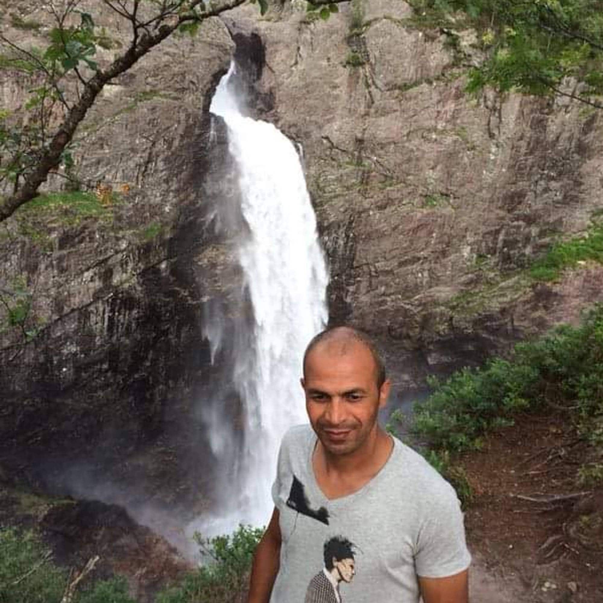 Omar ved foss