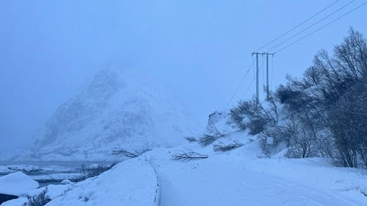 Henningsvær isolert etter snøskred: – To meter høyt