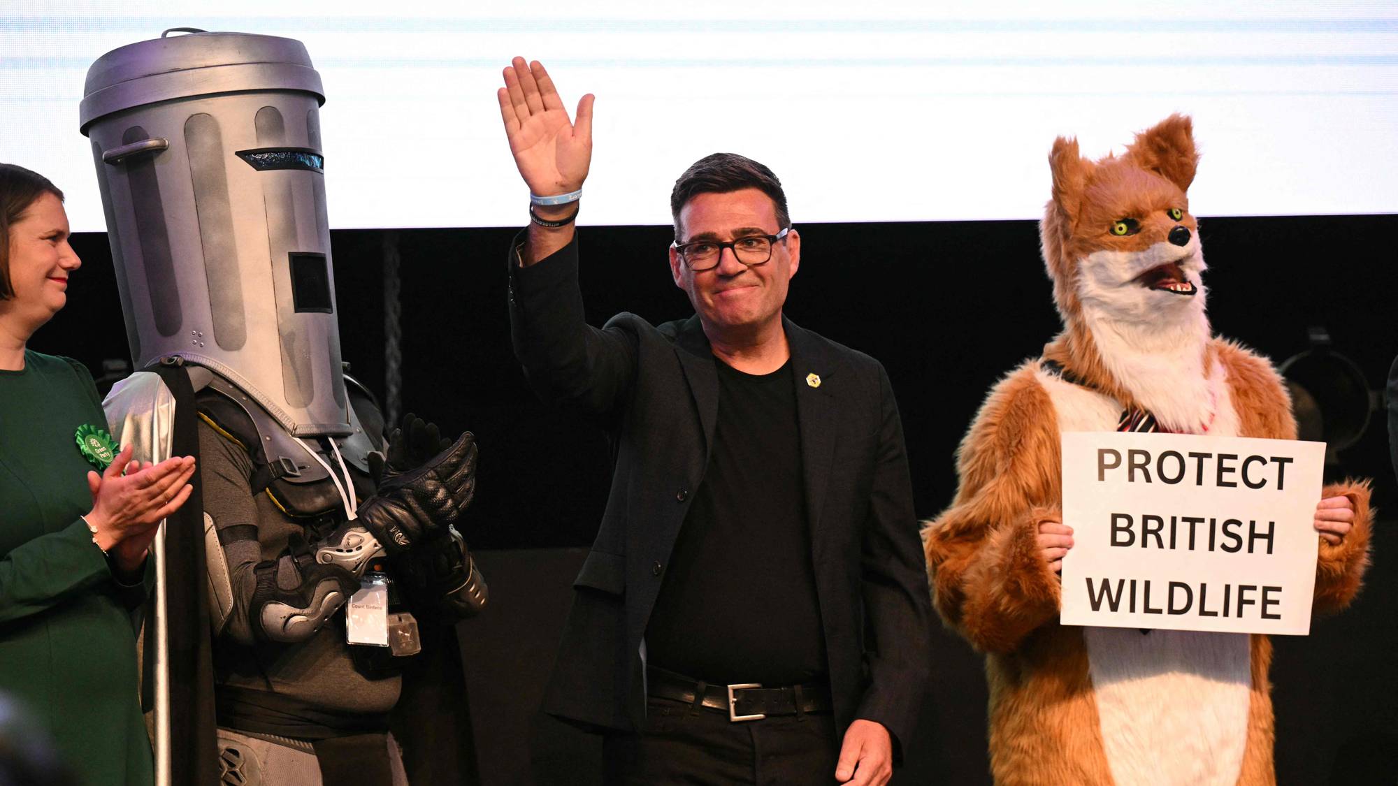 Labour-kandidat Andy Burnham vinker til folkemengden etter at Burnham vant valget som parlamentsmedlem for Makerfield, ved opptellingssentret The Edge i Wigan i Nordvest-England, 19. juni 2026.