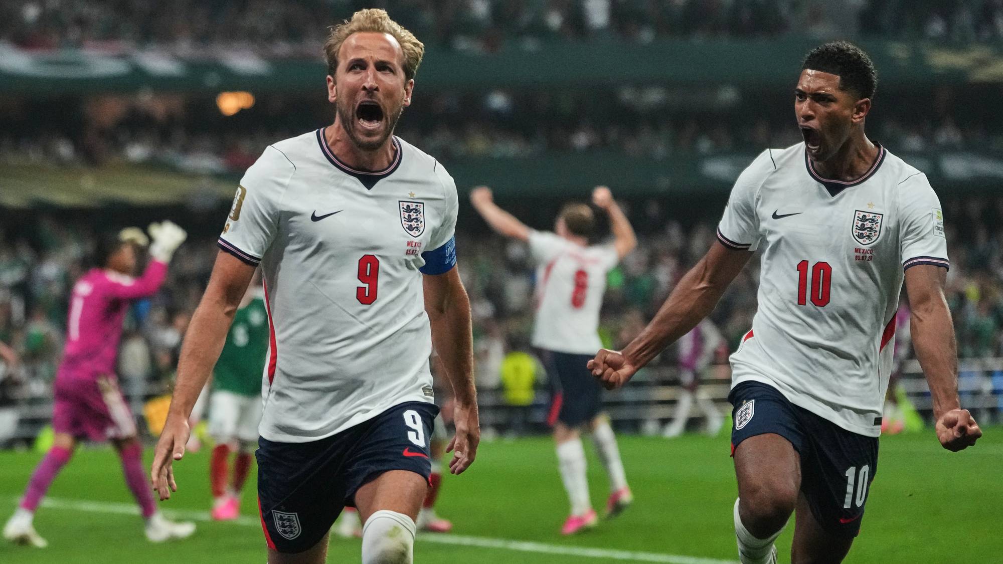Harry Kane og Jude Bellingham jubler etter scoring for England i en fotballkamp. (Bildebeskrivelsen er laget av en KI-tjeneste)