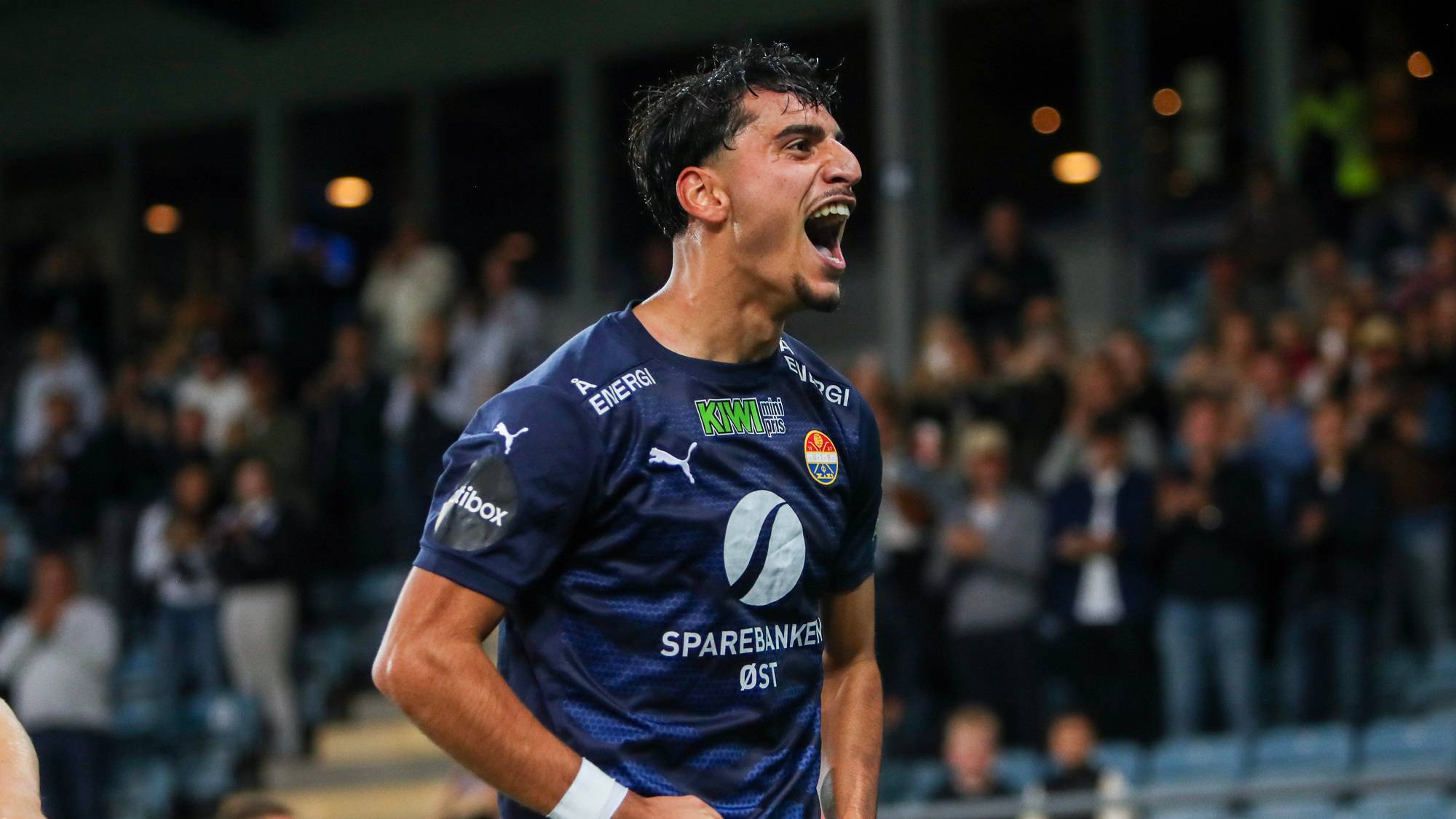 en mann i sportsuniform (Bildebeskrivelsen er laget av en KI-tjeneste)