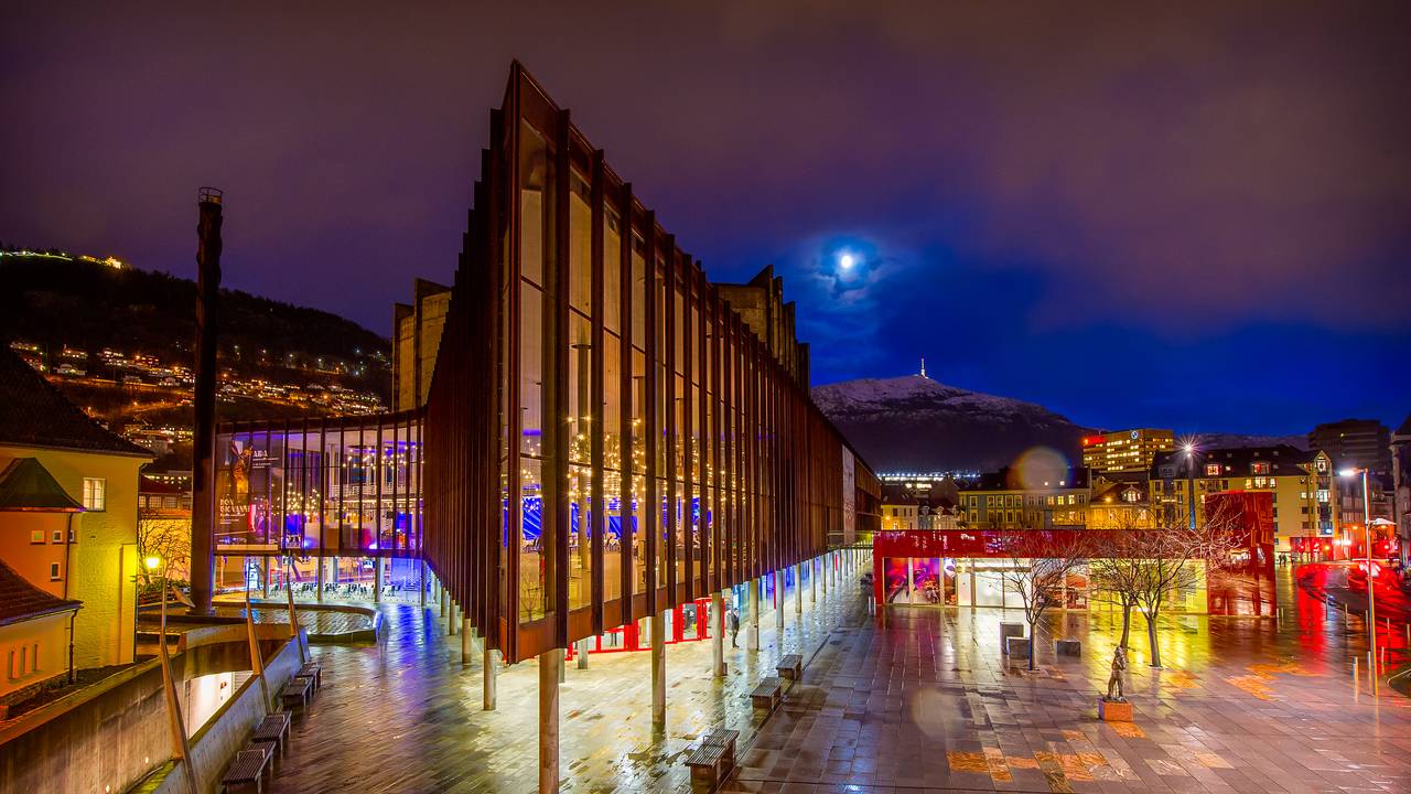 Grieghallen i Bergen, kveld/natt