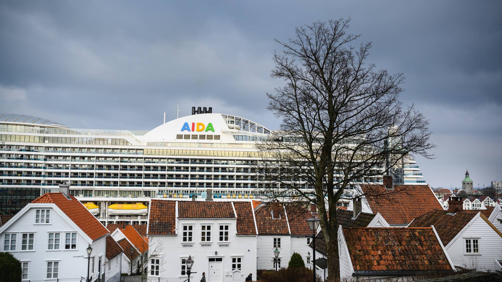 MS AIDAprima til kai utenfor Gamle Stavanger. Cruiseskipet er 300 meter langt og har 18 passasjerdekk. Det er plass til 3300 passasjerer og et mannskap på 900.