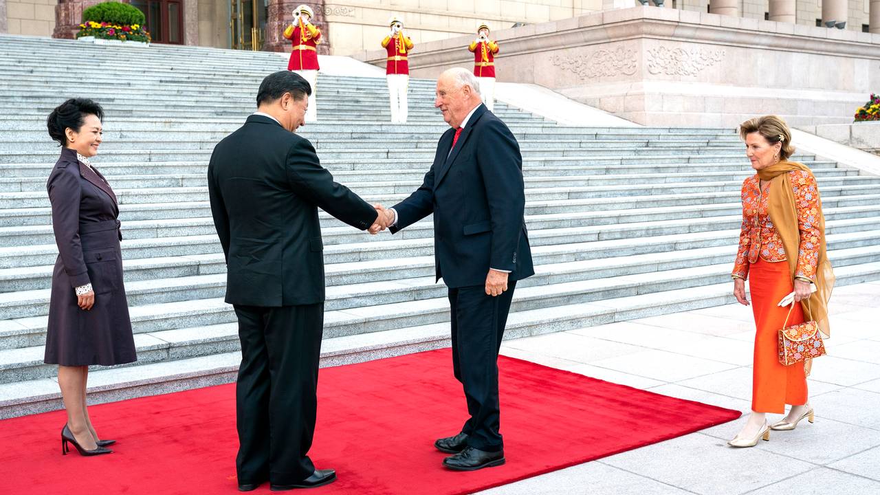 Kong Harald og Xi Jinping håndhilser på Den himmelske freds plass