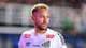 RODRIGO VALLE / REUTERS,NTB Fotballspiller Neymar står på en bane. Han har på seg en hvit drakt med logoer og tekster. Bak ham er tribuner med publikum. (Bildebeskrivelsen er laget av en KI-tjeneste)