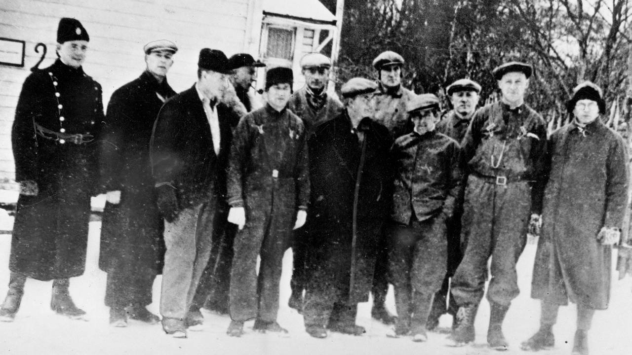 Her er 11 arresterte lærere på tvangsarbeid i Kirkenes våren 1942, den såkalte "Gartnergjengen".