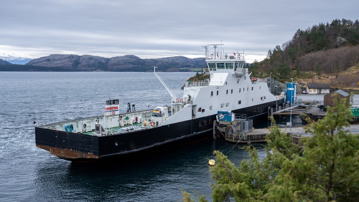 Ferja mellom Hodnanes-Jektavik-Nordhuglo. MF Julsund. Tysnes-Stord. FOTO: NRK