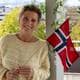 Henrik Storm Henriksen / NRK Kvinne med gul genser og eit norsk flagg i handa ser i kamera