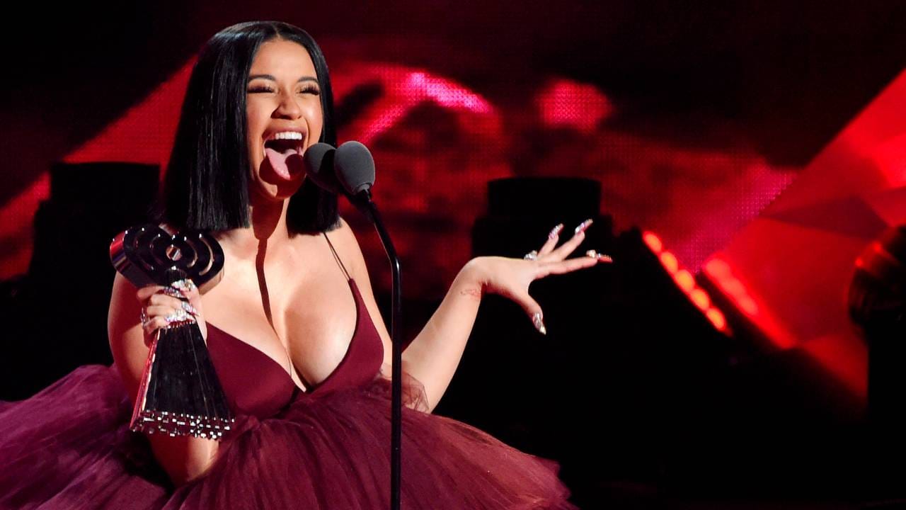 Card B mottar prisen for «Best New Artist» under iHeartRadio Music Awards i 2018.