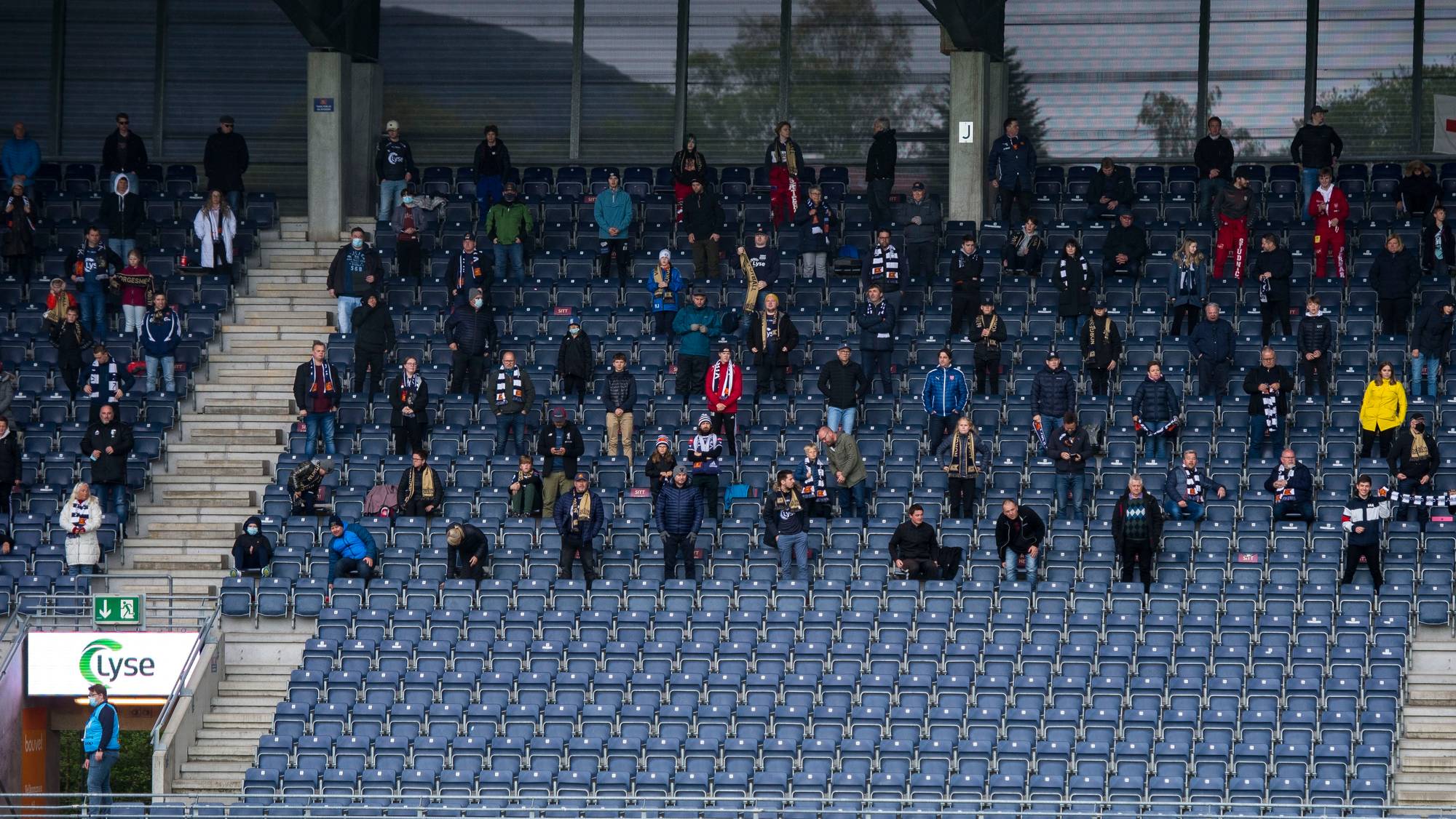 Korona-avstand mellom tilskuerne på Viking mot Tromsø