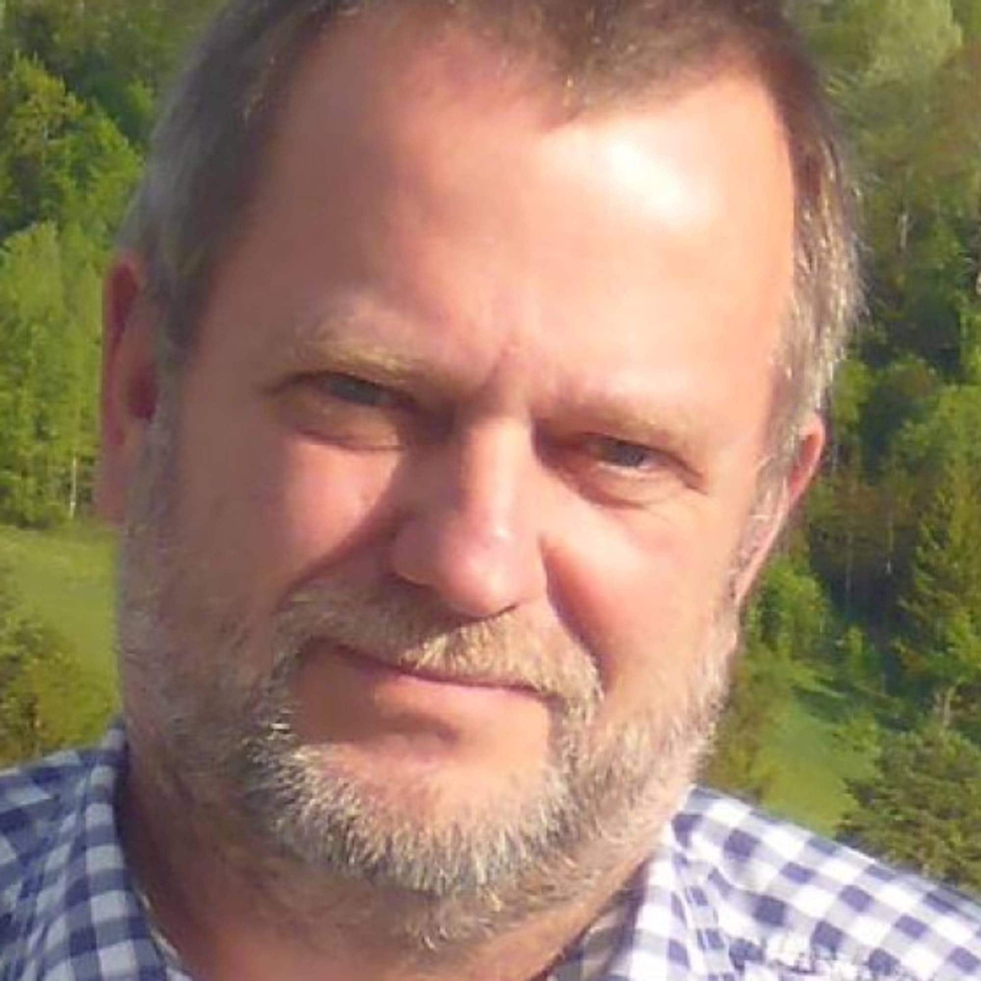 En mann i rutete skjorte