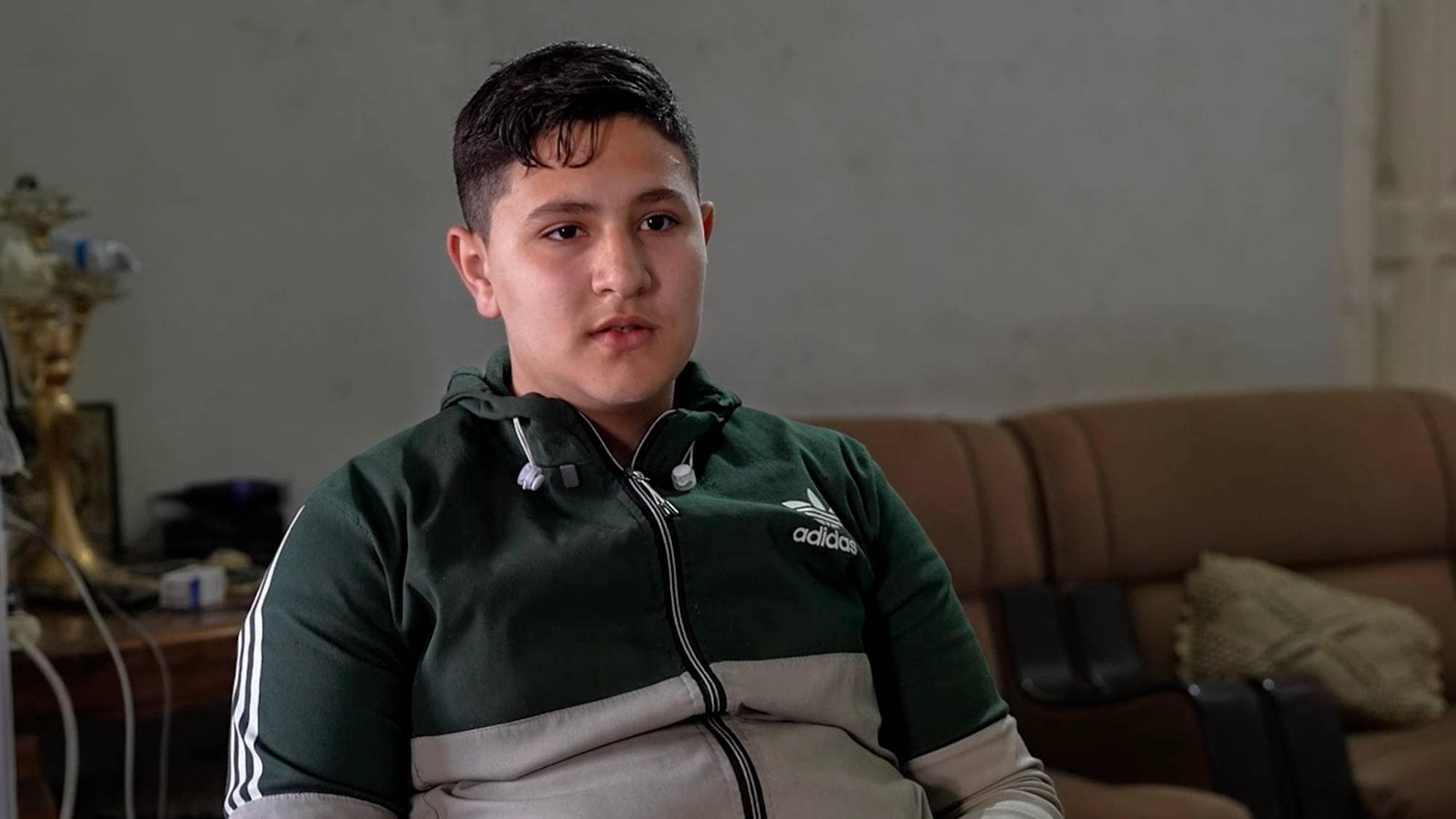 Ung palestinsk mann sitter