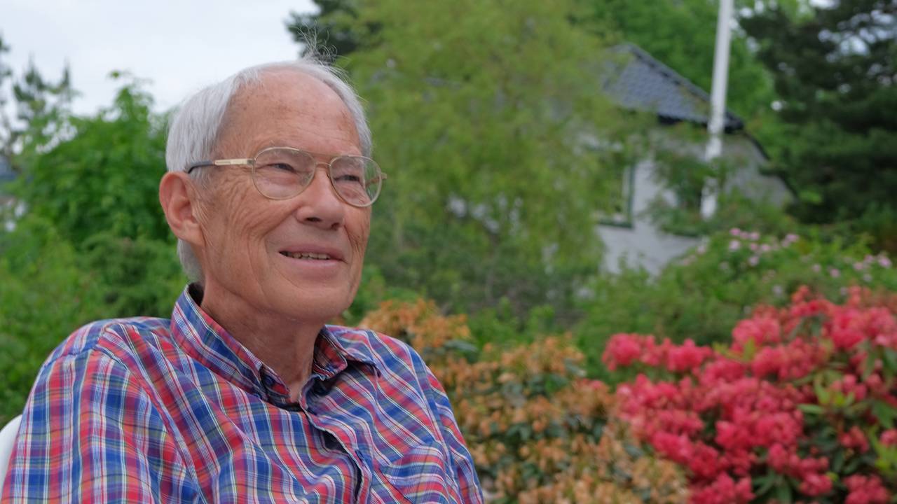 Georg Størmer på hytta i Drøbak. Sommerhuset til bestefaren Carl Størmer skimtes i bakgrunnen.