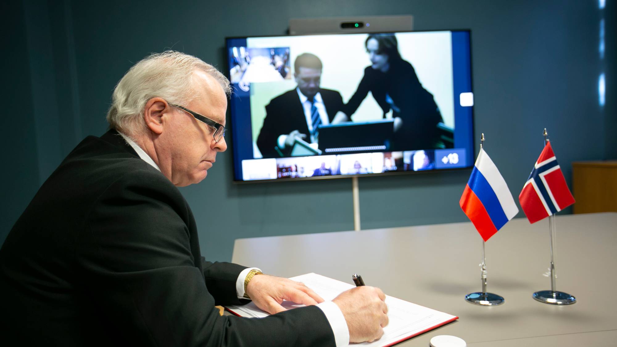 Assisterende departementsråd Morten Berg (delegasjonsleder) signerte avtalen på norsk side. Fiskeriavtale Norge-Russland 2021