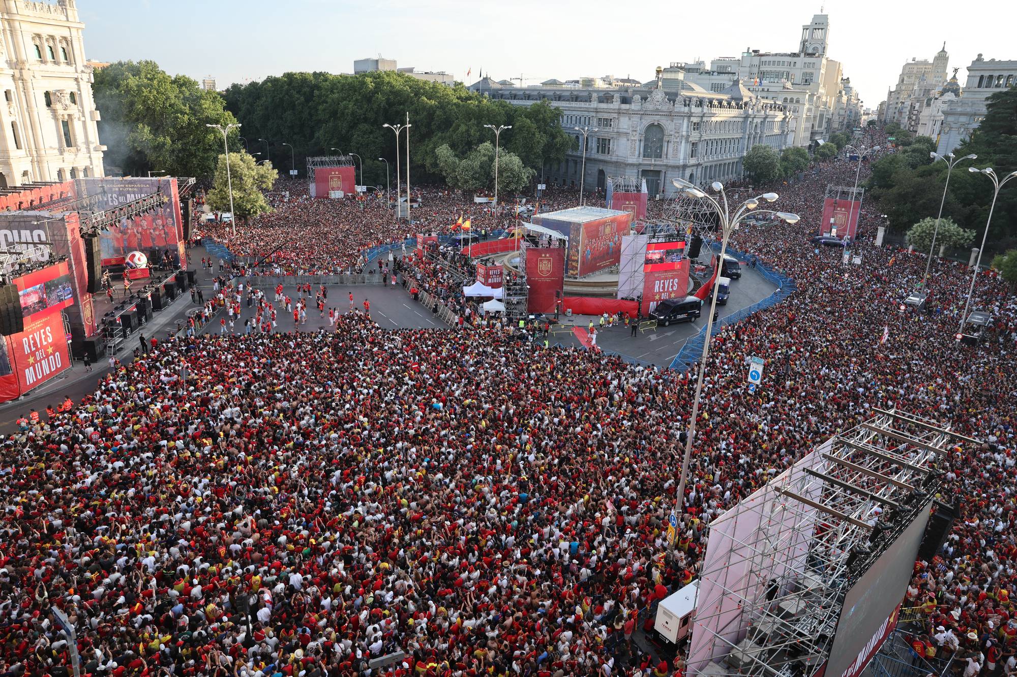 En folkemengde er samlet på en åpen plass i Madrid for å feire Spanias seier i VM. (Bildebeskrivelsen er laget av en KI-tjeneste)