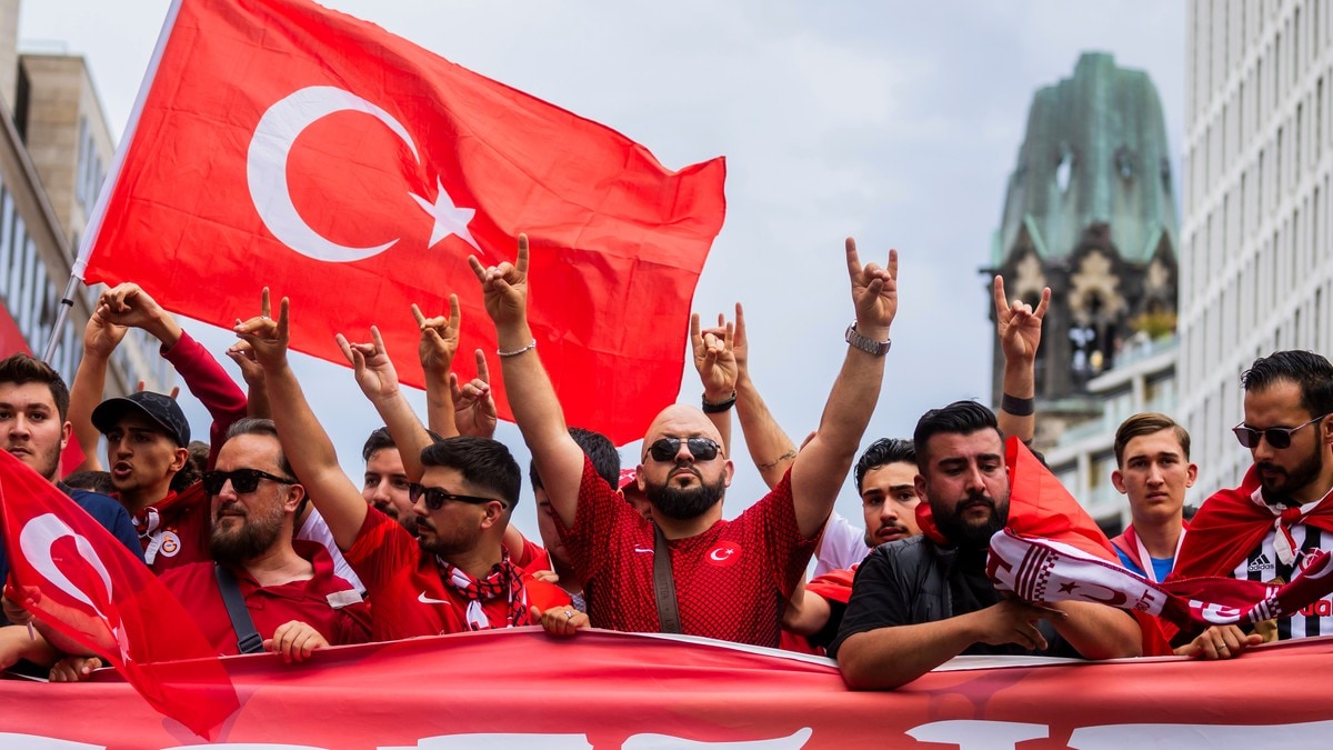 Berlin-politiet stoppet tyrkisk supporterparade etter «ulvehilsen»