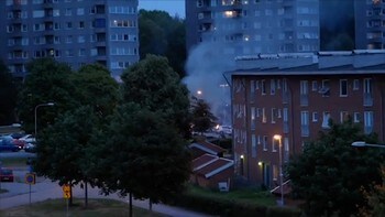 Sjokkerte naboer ser på bilbrannene og hører skudd mens gjerningspersonene stikker fra stedet. 
