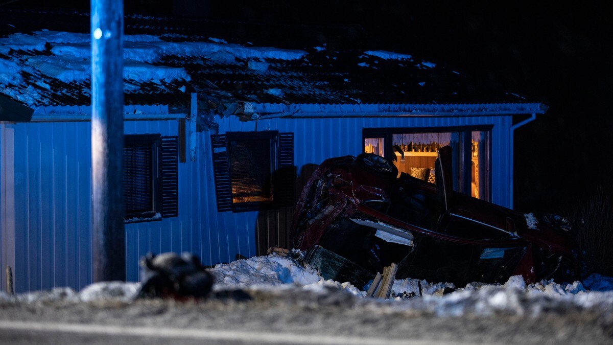 Bil kjørte inn i hus i Ål