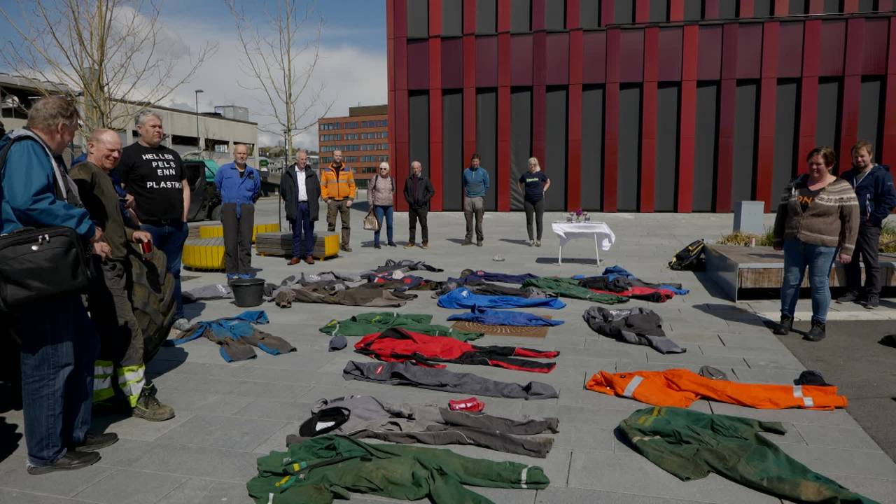 Bønder demonstrerer utenfor rådhuset i Sandnes med å legge fra seg kjelderessen, og kaste lua.