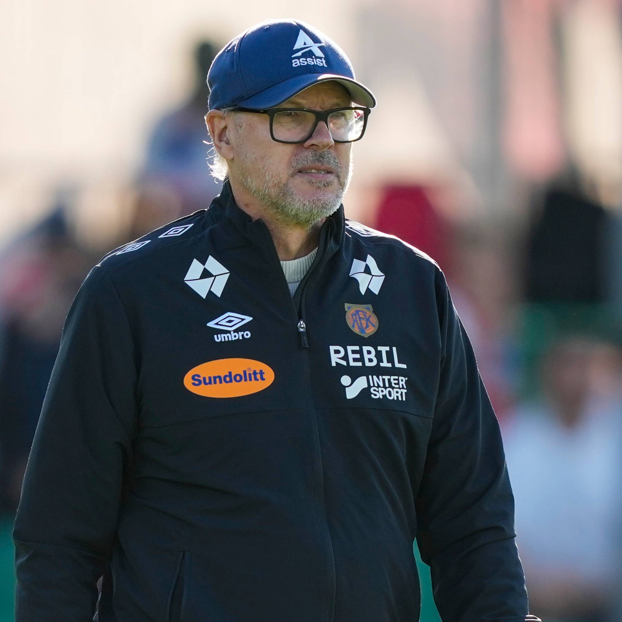 mann med caps på gress
