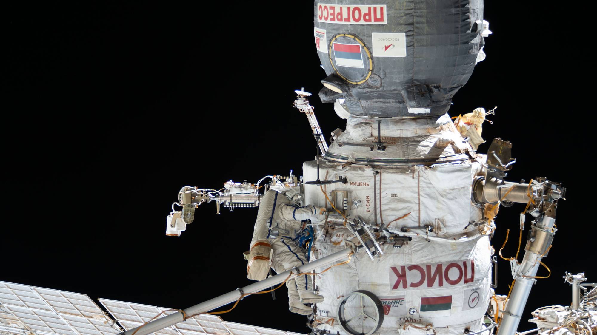 En astronaut på utsiden av romstasjonen