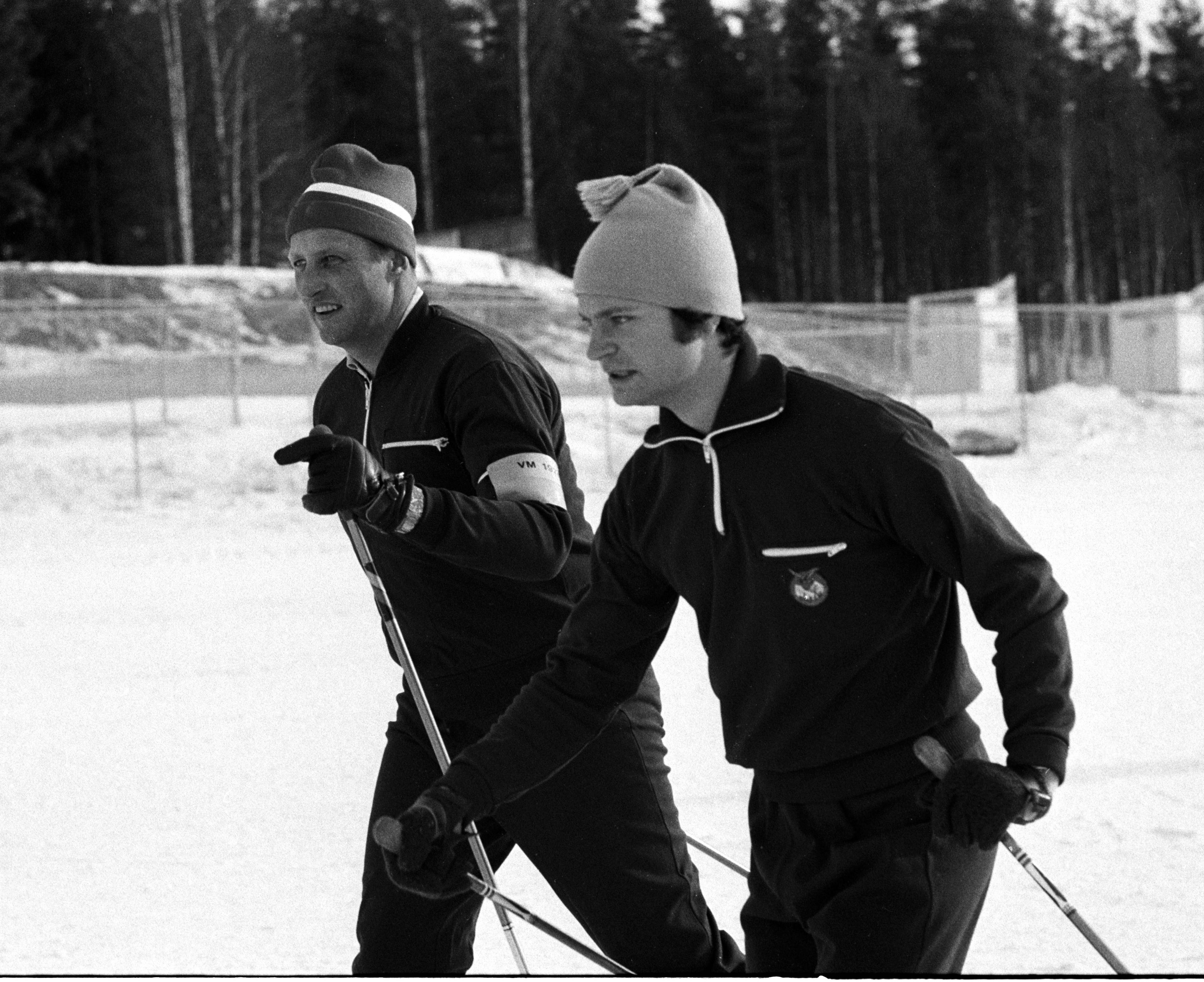 Kronprins Harald under VM på ski i Falun. Kronprins Harald og kong Carl Gustaf på ski.